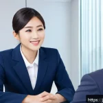 임상병리사 면접 피드백 사례 - A professional interview scene set in a modern office environment with a young Japanese clinical lab...